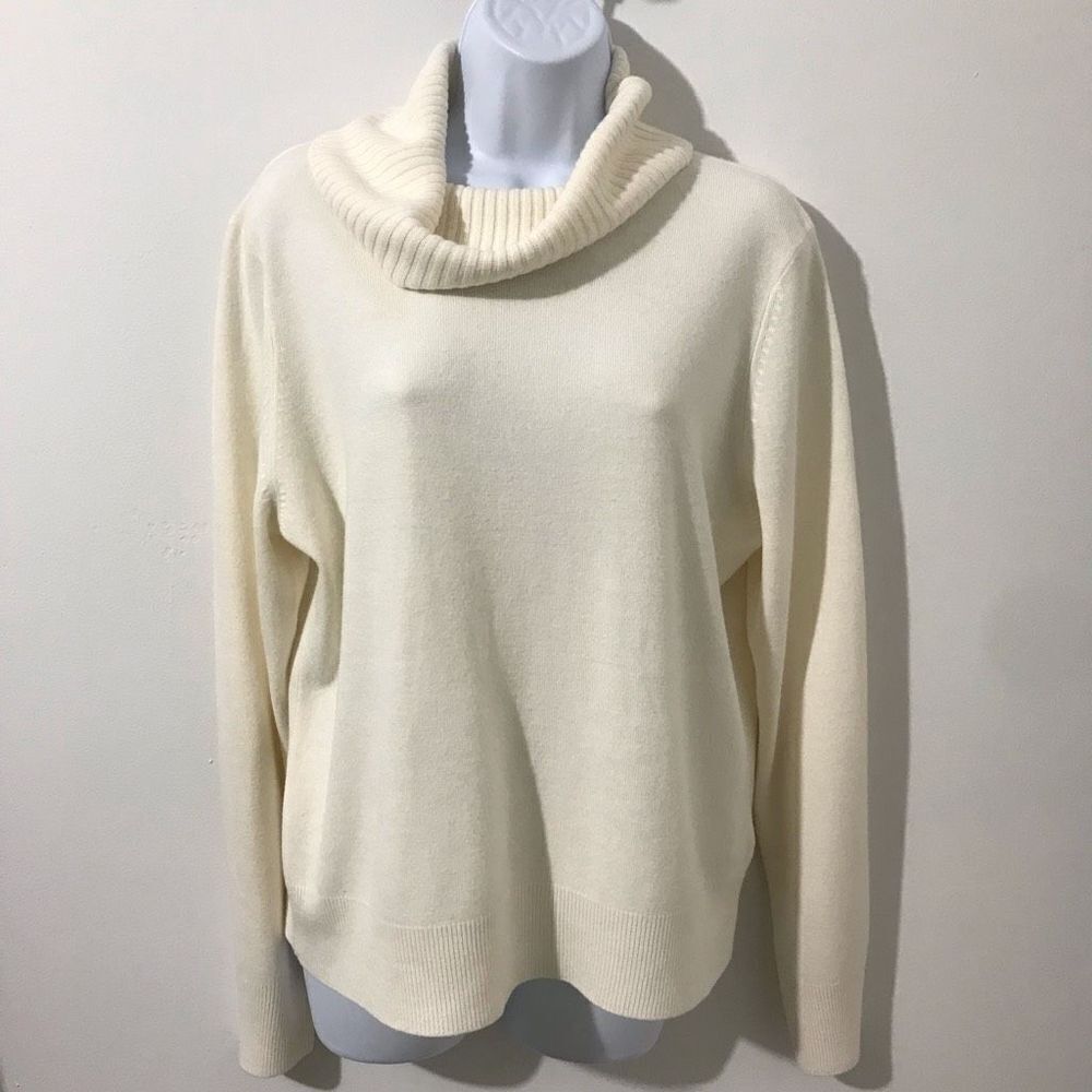 Josephine Chaus Turtleneck white Sweater size XL….S0023